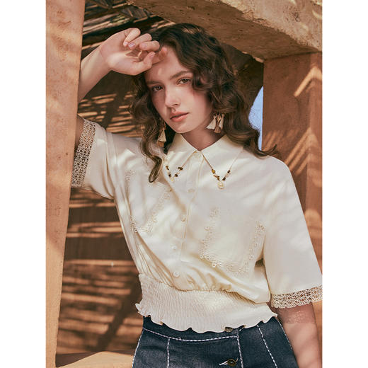 两三事 白日游离 2025夏季新款小清新贝壳装饰翻领蕾丝拼接衬衫女 商品图1