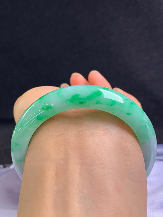 612811，56.3圈口，细糯飘绿正圈平安镯，白底飘半截绿，底子细腻，飘色阳 商品图4