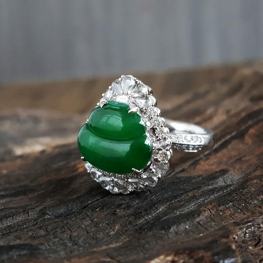 【天然正品】AU750收藏级白金豪镶钻镶天然细腻冰种满绿葫芦翡翠戒指310325AH57 现售价：13800 商品图3