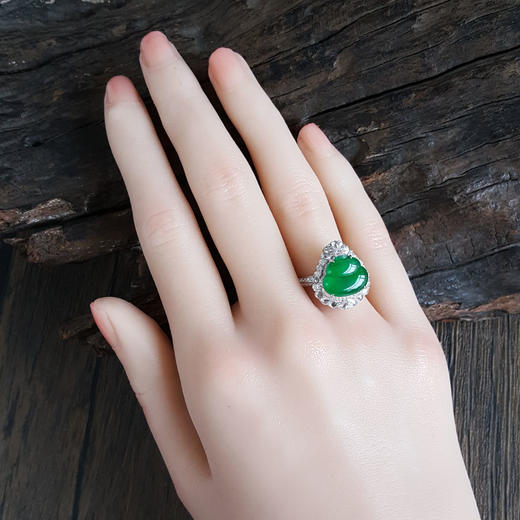 【天然正品】AU750收藏级白金豪镶钻镶天然细腻冰种满绿葫芦翡翠戒指310325AH57 现售价：13800 商品图9