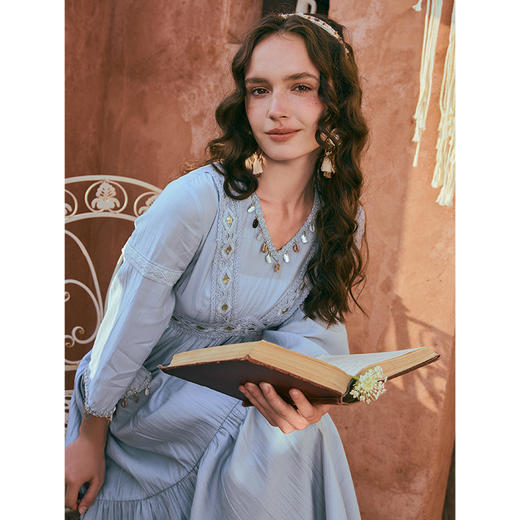 两三事 水星纪 2025夏季新款贝壳装饰亮片织带拼接喇叭袖连衣裙 商品图3