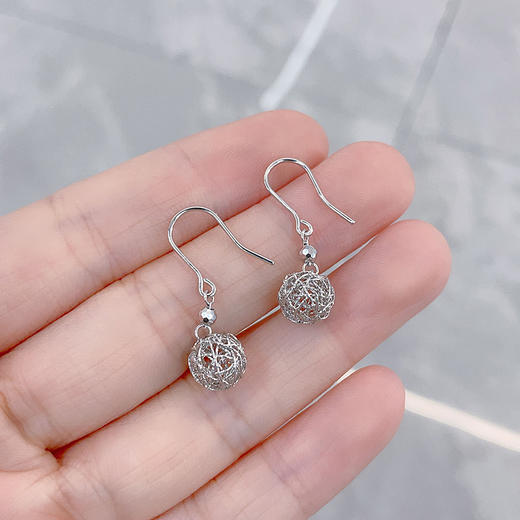 【限时8.8折】【线上铂金馆】PT950 #绕线 【国际铂金协会 精品】铂金镂空花丝玲珑绣球耳饰耳吊耳钩(BES00258)预售产品下单后不退款不退货不换货不补差价) 商品图3