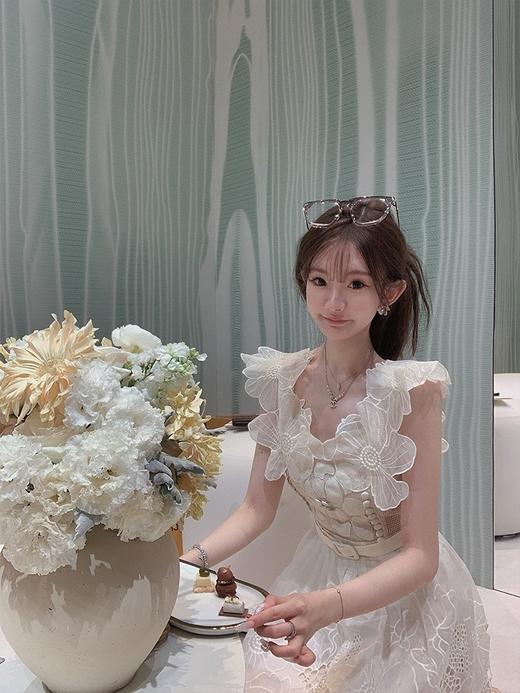 金蘑菇菇 乔治亚 fend*活动穿的小裙子/ 重工 V领花朵刺绣连衣裙 商品图0