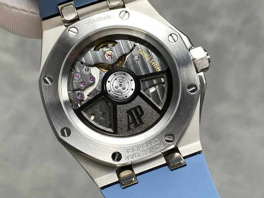 NOOB official➕Factory 爱彼 皇家橡树离岸型最新款43mm 15605SK 
全新尺寸 全新5大亮点
1、采用 43 毫米不锈钢表壳，厚度为 14.4 毫米 商品图5