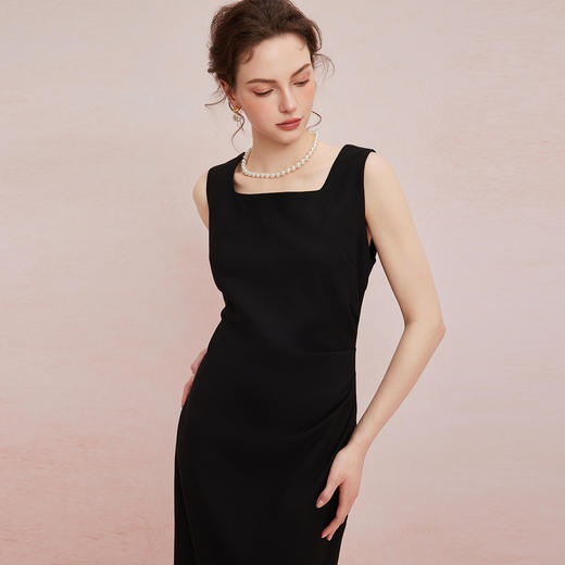 QF845斯尔丽2025新款高弹面料舒适收褶显瘦藏肚子侧边开叉背心式连衣裙 商品图7