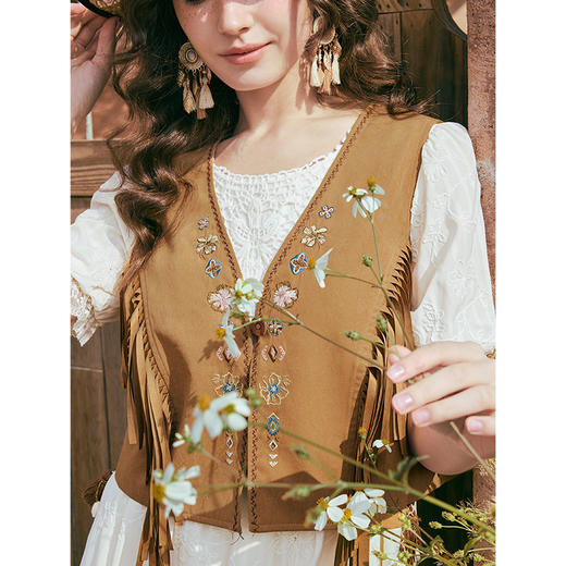 两三事 荒野韵脚  2025夏季新款百搭流苏刺绣麂皮马甲女马夹外套 商品图3