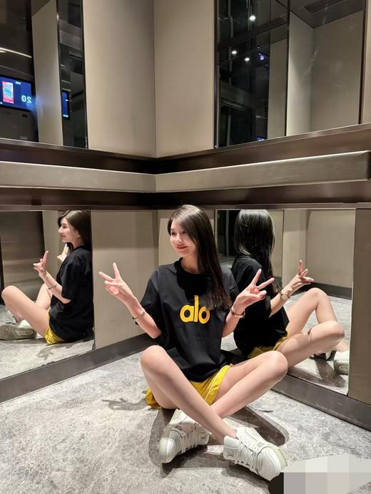 点此购买 ALO女士夏日多巴胺撞色字母短袖T恤 逸 317130 商品图6