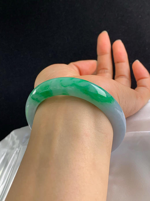 612812，56.6圈口，糯化飘绿正圈平安镯，半截辣绿色，底子细腻水头好 商品图5