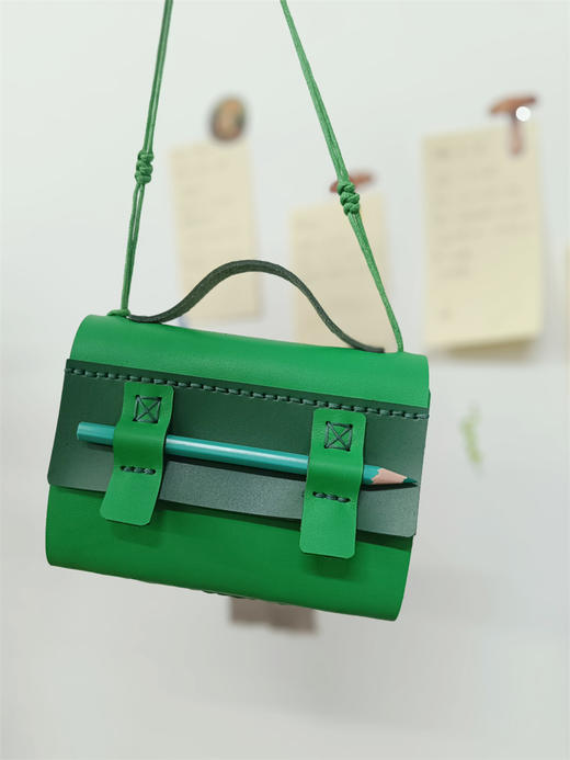 【现货】原创手工牛皮背包笔记本 / 樟木扣手工牛皮笔记本 包包 文创 广西师范大学出版社 商品图10