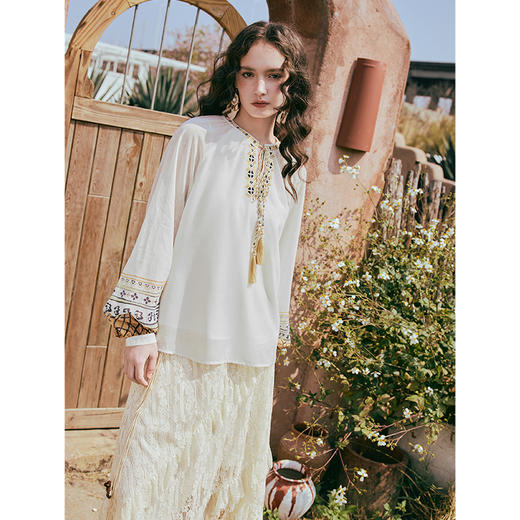 两三事 云沙鎏谣 2025夏季新款民族风刺绣流苏绑带印花袖雪纺衫女 商品图2