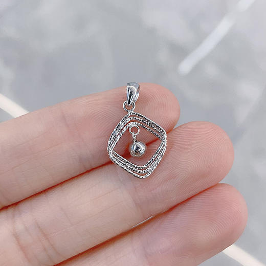 【限时8.8折】【线上铂金馆】PT950 #绕线 【国际铂金协会 精品】铂金镂空绕线方块吊珠吊坠(BDZ00233)预售产品下单后不退款不退货不换货不补差价) 商品图2