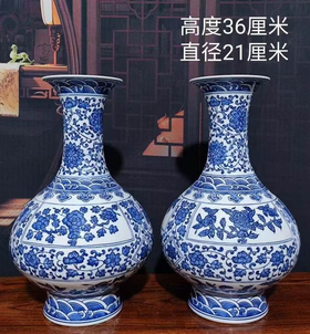 青花缠枝莲开窗花卉赏瓶