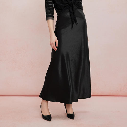 QF503斯尔丽2025夏季新款半裙悬垂线条流畅气质高雅时尚百搭中长款半裙 商品图7