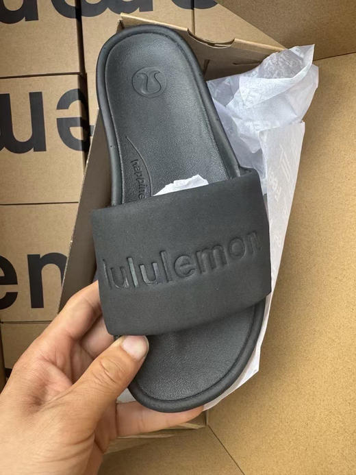 原单正品 Lululemon Restfeel熊猫配色拖鞋太好看！🐼配色很好搭衣服，越看越好看，穿上也很舒服，黑白两色 尺码36.5-43
原价500➕ 商品图5