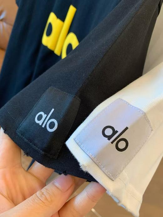 点此购买 ALO女士夏日多巴胺撞色字母短袖T恤 逸 317130 商品图10