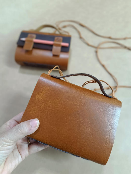 【现货】原创手工牛皮背包笔记本 / 樟木扣手工牛皮笔记本 包包 文创 广西师范大学出版社 商品图5