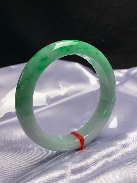 612811，56.3圈口，细糯飘绿正圈平安镯，白底飘半截绿，底子细腻，飘色阳 商品图1