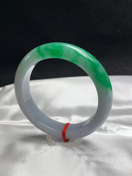 612812，56.6圈口，糯化飘绿正圈平安镯，半截辣绿色，底子细腻水头好 商品图1