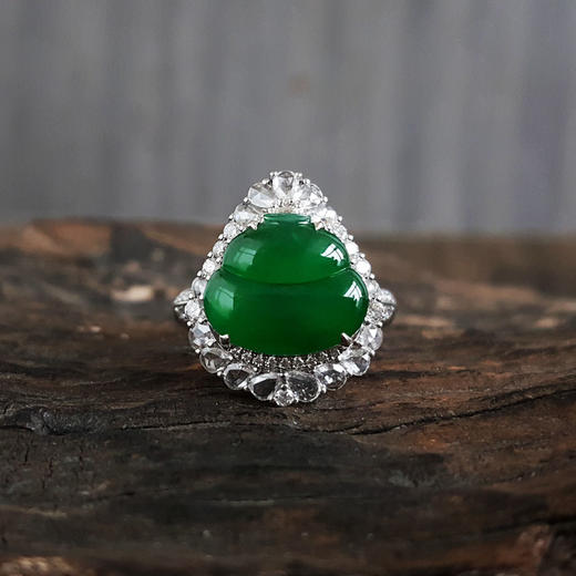 【天然正品】AU750收藏级白金豪镶钻镶天然细腻冰种满绿葫芦翡翠戒指310325AH57 现售价：13800 商品图5