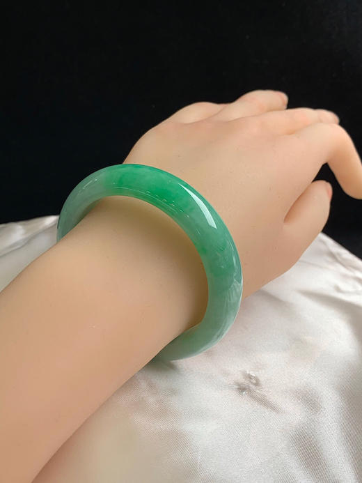 612814，54圈口，满绿正圈平安镯，绿底色飘一截阳绿，底子细腻水头好 商品图5