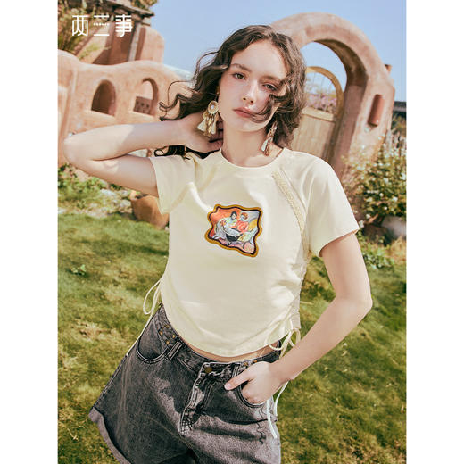 两三事 蜜框日记 2025夏季新款时尚印花刺绣抽绳短袖t恤女 商品图0