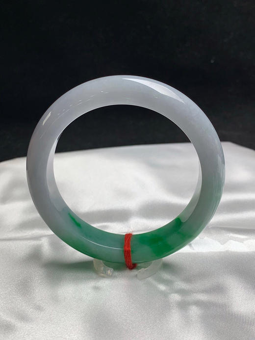 612812，56.6圈口，糯化飘绿正圈平安镯，半截辣绿色，底子细腻水头好 商品图3