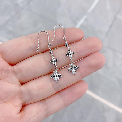 【限时8.8折】【线上铂金馆】PT950 #CNC 【国际铂金协会  精品】铂金实心鱼鳞间镭射幸运草耳饰耳吊耳钩(BES00262)预售产品下单后不退款不退货不换货不补差价) 商品图3