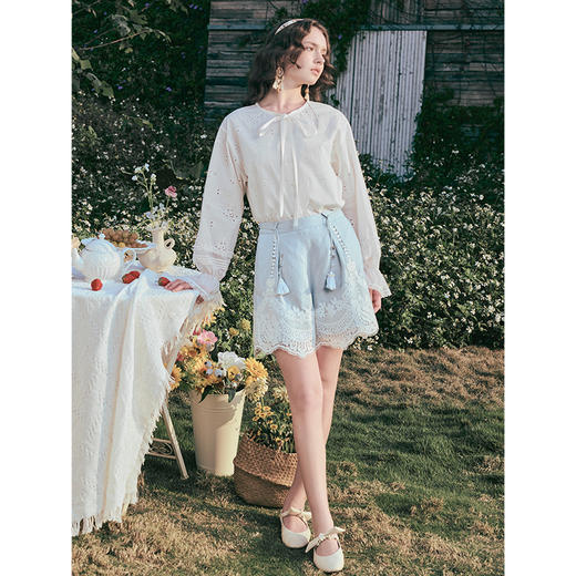 两三事 沫屿星纱 2025夏季新款小清新蕾丝拼接流苏贝壳腰带短裤女 商品图1