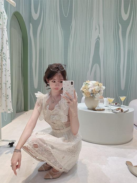 金蘑菇菇 乔治亚 fend*活动穿的小裙子/ 重工 V领花朵刺绣连衣裙 商品图3