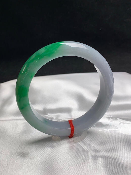 612812，56.6圈口，糯化飘绿正圈平安镯，半截辣绿色，底子细腻水头好 商品图2