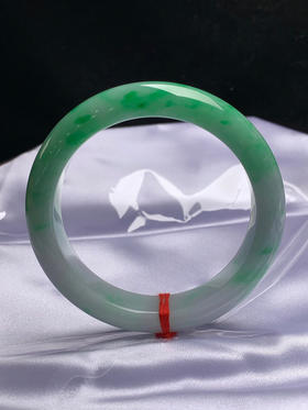 612811，56.3圈口，细糯飘绿正圈平安镯，白底飘半截绿，底子细腻，飘色阳