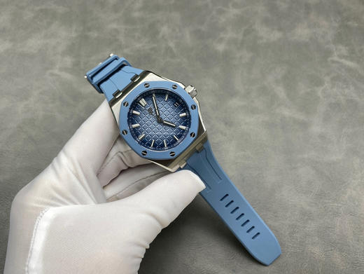 NOOB official➕Factory 爱彼 皇家橡树离岸型最新款43mm 15605SK 
全新尺寸 全新5大亮点
1、采用 43 毫米不锈钢表壳，厚度为 14.4 毫米 商品图3