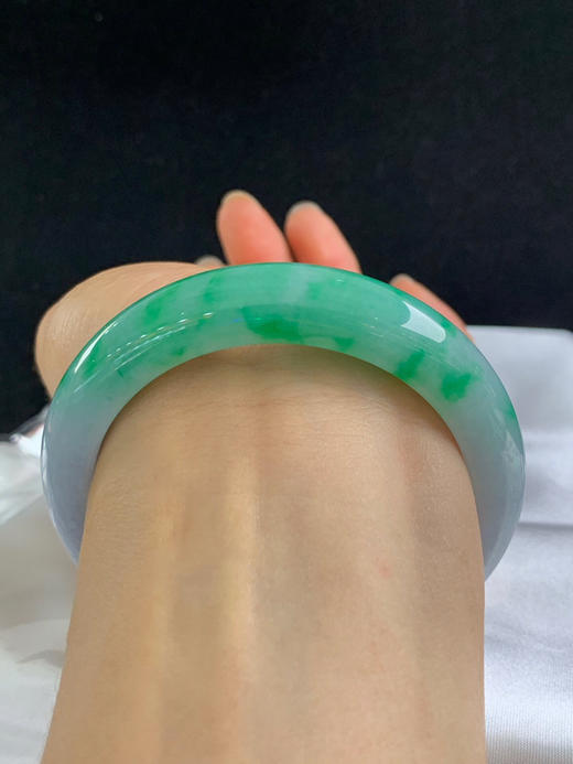 612812，56.6圈口，糯化飘绿正圈平安镯，半截辣绿色，底子细腻水头好 商品图4