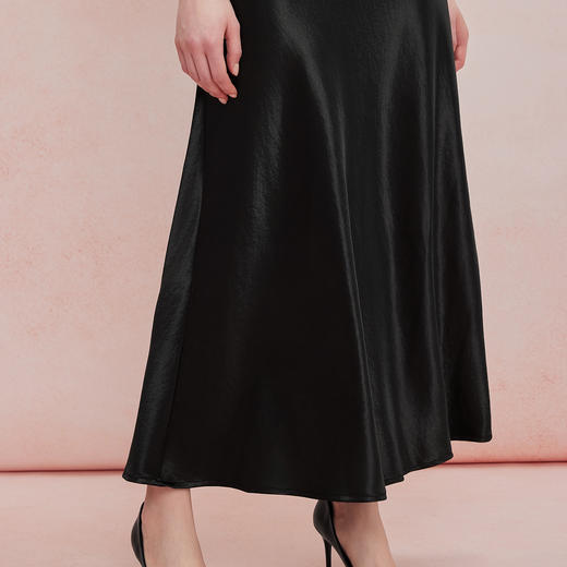 QF503斯尔丽2025夏季新款半裙悬垂线条流畅气质高雅时尚百搭中长款半裙 商品图9