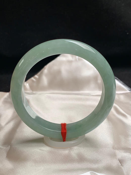 612809，55.3圈口，糯化晴底正圈平安镯，晴水绿底色，色泽均匀，水头好，干净 商品图3