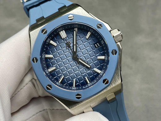 NOOB official➕Factory 爱彼 皇家橡树离岸型最新款43mm 15605SK 
全新尺寸 全新5大亮点
1、采用 43 毫米不锈钢表壳，厚度为 14.4 毫米 商品图1