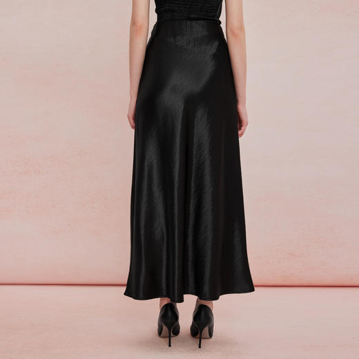 QF503斯尔丽2025夏季新款半裙悬垂线条流畅气质高雅时尚百搭中长款半裙 商品图6