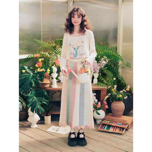 两三事 霓虹花轨 2025夏季新款立体手钩花裙摆拼色条纹半身裙长裙 商品图1