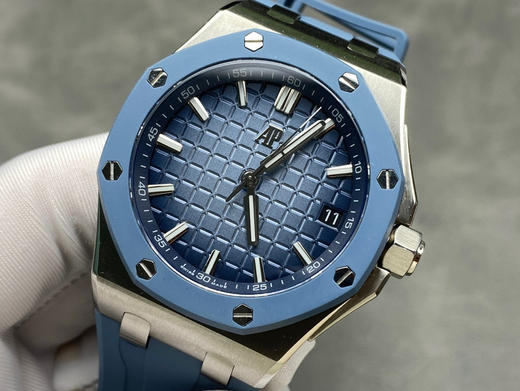 NOOB official➕Factory 爱彼 皇家橡树离岸型最新款43mm 15605SK 
全新尺寸 全新5大亮点
1、采用 43 毫米不锈钢表壳，厚度为 14.4 毫米 商品图2