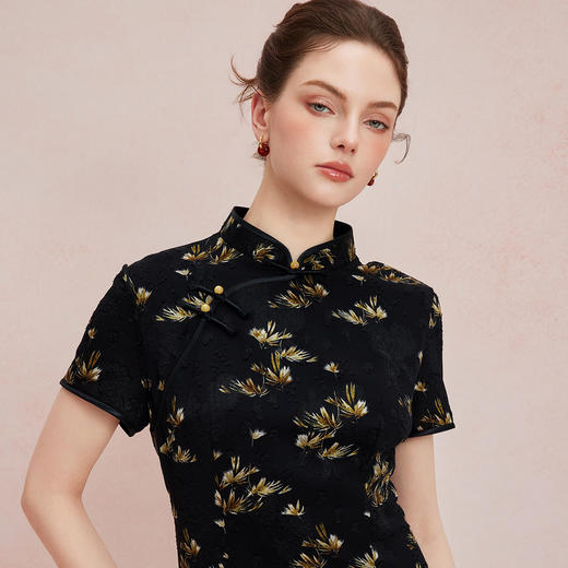 QF820斯尔丽25新款改良式旗袍提花加印花下摆荷叶波浪修身浪漫连衣裙 商品图4