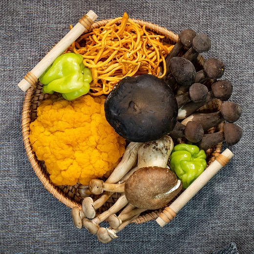 【云南新鲜菌菇组合】72小时之内发货 顺丰空运到家 黑皮鸡枞+金耳+鹿茸菇+赤松茸+黑牛肝菌+虫草花+皱皮椒 500g/每箱 商品图0