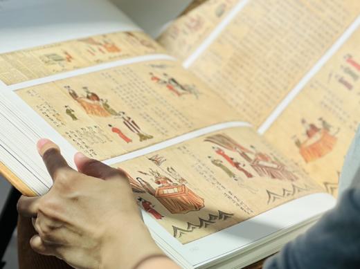 《敦煌遗书》珍藏版 ， 1700年的稀世珍宝，字字句句都是跨越时光的诉说和告白。【赠礼1：  全套《一念敦煌》敦煌壁画线稿描摹本。赠礼2 ： 敦煌“飞天莲花抱枕”1个。赠礼3  针织手袋1枚。】 商品图4