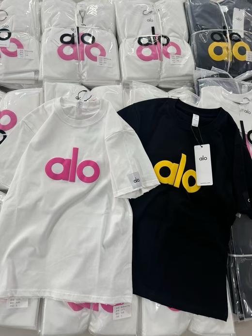 点此购买 ALO女士夏日多巴胺撞色字母短袖T恤 逸 317130 商品图12
