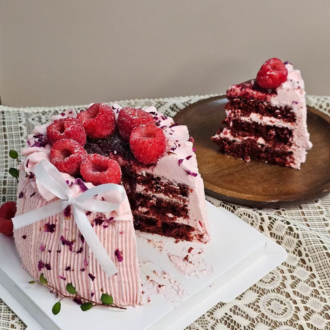 4英寸红丝绒覆盆子蛋糕