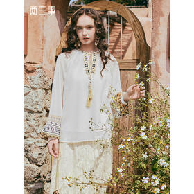 两三事 云沙鎏谣 2025夏季新款民族风刺绣流苏绑带印花袖雪纺衫女