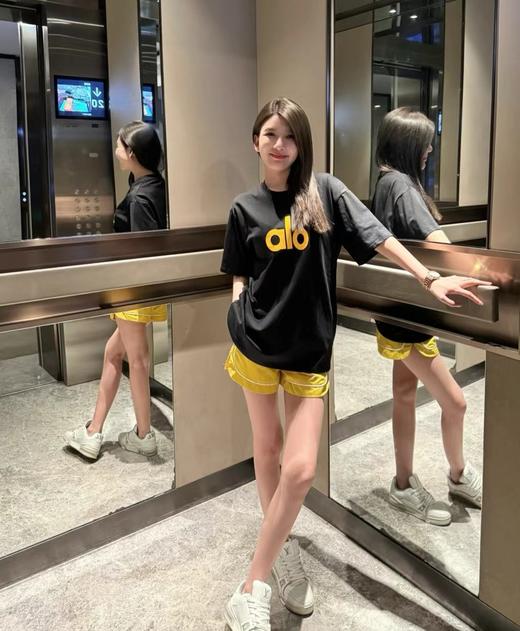 点此购买 ALO女士夏日多巴胺撞色字母短袖T恤 逸 317130 商品图5