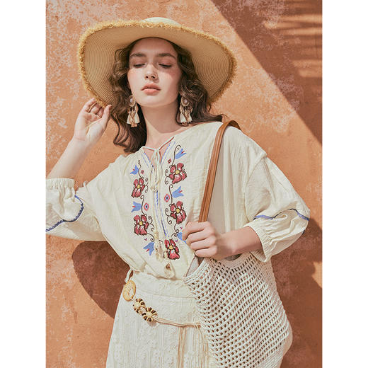 两三事 蔷薇图腾 2025夏季新款民族风绣花绑带灯笼袖衬衫女宽松 商品图1