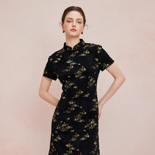 QF820斯尔丽25新款改良式旗袍提花加印花下摆荷叶波浪修身浪漫连衣裙 商品图2