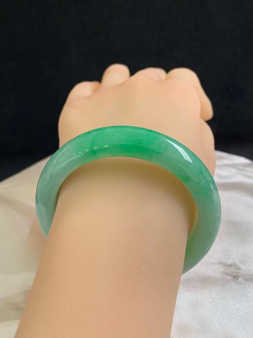 612814，54圈口，满绿正圈平安镯，绿底色飘一截阳绿，底子细腻水头好 商品图4