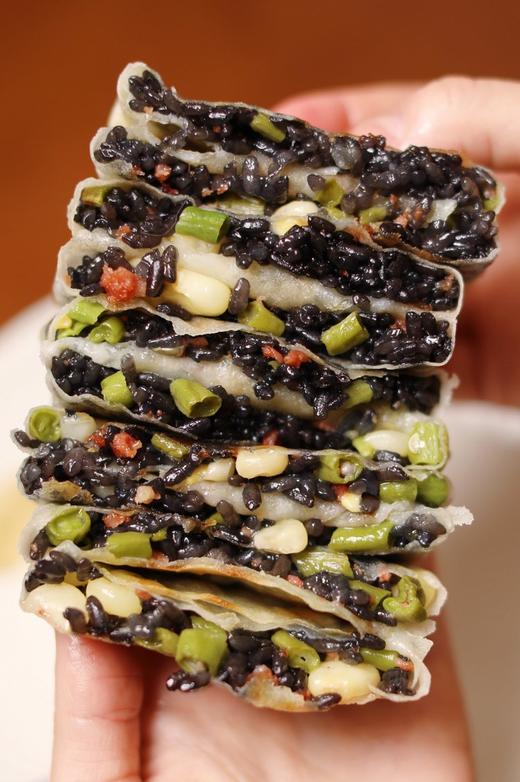 【浙江特色】五彩腊肠和乌米豇豆饼  薄如蝉翼春卷皮 煎至金黄  内里软糯弹牙  一口咬下 腊肠的咸香 豇豆的脆嫩 糯米的甜润层层交织 商品图1